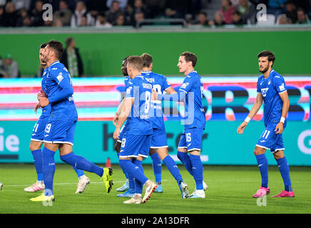 Wolfsburg, Allemagne. Sep 23, 2019. Soccer : Bundesliga, Journée 5 : VfL Wolfsburg - 1899 Hoffenheim à la Volkswagen Arena. Hoffenheim s'est Sebastian Rudy (2e à partir de la droite) cheers son objectif pour 0:1 contre le VfL Wolfsburg. Crédit : Peter Steffen/DPA - NOTE IMPORTANTE : en conformité avec les exigences de la DFL Deutsche Fußball Liga ou la DFB Deutscher Fußball-Bund, il est interdit d'utiliser ou avoir utilisé des photographies prises dans le stade et/ou la correspondance dans la séquence sous forme d'images et/ou vidéo-comme des séquences de photos./dpa/Alamy Live News Banque D'Images