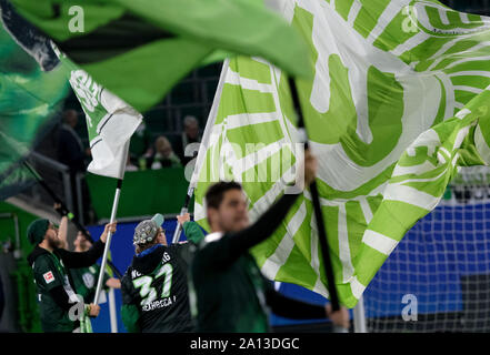 Wolfsburg, Allemagne. Sep 23, 2019. Soccer : Bundesliga, Journée 5 : VfL Wolfsburg - 1899 Hoffenheim à la Volkswagen Arena. Drapeaux seront brandi par Wolfsburg fans avant le match dans l'arène. Crédit : Peter Steffen/DPA - NOTE IMPORTANTE : en conformité avec les exigences de la DFL Deutsche Fußball Liga ou la DFB Deutscher Fußball-Bund, il est interdit d'utiliser ou avoir utilisé des photographies prises dans le stade et/ou la correspondance dans la séquence sous forme d'images et/ou vidéo-comme des séquences de photos./dpa/Alamy Live News Banque D'Images