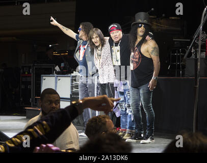 22 septembre 2019, à Hollywood, Californie, États-Unis : de gauche, Dizzy Reed, Richard Fortus, Axl Rose, Slash et du groupe Guns N' Roses Take a bow après un concert au Hollywood Palladium. (Crédit Image : © Alfred KC/Zuma sur le fil) Banque D'Images