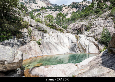 Piscine naturelle d'eau pure dans le Canyon Purcaraccia à Bavella en été, une célèbre destination touristique et attraction pour le canyoning et la randonnée. Corse Banque D'Images