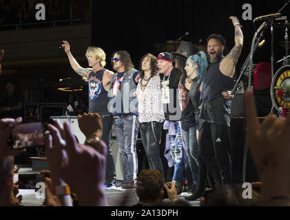 22 septembre 2019, à Hollywood, Californie, États-Unis : de gauche, Duff McKagan, Dizzy Reed, Richard Fortus, Axl Rose, Slash, Melissa Reese et Frank Ferrer du groupe Guns N' Roses Take a bow après un concert au Hollywood Palladium. (Crédit Image : © Alfred KC/Zuma sur le fil) Banque D'Images