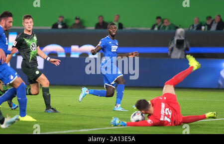 Wolfsburg, Allemagne. Sep 23, 2019. Soccer : Bundesliga, Journée 5 : VfL Wolfsburg - 1899 Hoffenheim à la Volkswagen Arena. Gardien de Wolfsburg Pavao Pervan (r) détient la balle d'Ihlas Bebou Hoffenheim (2e à partir de la droite). Crédit : Peter Steffen/DPA - NOTE IMPORTANTE : en conformité avec les exigences de la DFL Deutsche Fußball Liga ou la DFB Deutscher Fußball-Bund, il est interdit d'utiliser ou avoir utilisé des photographies prises dans le stade et/ou la correspondance dans la séquence sous forme d'images et/ou vidéo-comme des séquences de photos./dpa/Alamy Live News Banque D'Images