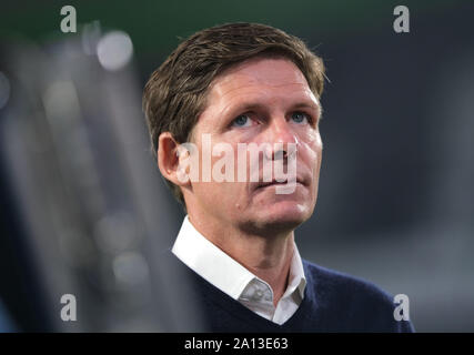 Wolfsburg, Allemagne. Sep 23, 2019. Soccer : Bundesliga, Journée 5 : VfL Wolfsburg - 1899 Hoffenheim à la Volkswagen Arena. L'entraîneur de Wolfsburg Oliver Glasner est dans l'arène avant le match. Crédit : Peter Steffen/DPA - NOTE IMPORTANTE : en conformité avec les exigences de la DFL Deutsche Fußball Liga ou la DFB Deutscher Fußball-Bund, il est interdit d'utiliser ou avoir utilisé des photographies prises dans le stade et/ou la correspondance dans la séquence sous forme d'images et/ou vidéo-comme des séquences de photos./dpa/Alamy Live News Banque D'Images