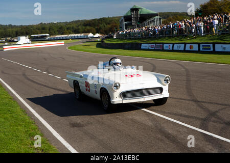 1957 Ford Thunderbird 'Battlebird' conduit par Bill Shepherd dans le trophée commémoratif Mars Freddie au Goodwood Revival 13 Sept 2019. ©2019 Copyrigh Banque D'Images