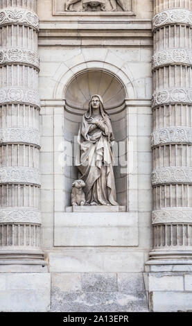 Sculpture de Saint Genevieve dans la niche de l'église de Saint-Etienne-du-Mont. Paris. France Banque D'Images