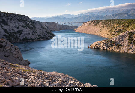 Canal de Maslenica et le pont de l'autoroute A1 en Croatie, la montagne du Velebit derrière Banque D'Images