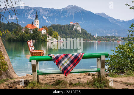 Le lac de Bled en Slovénie, en vue de l'église de la Mère de Dieu sur le lac et sur la colline casltle Banque D'Images