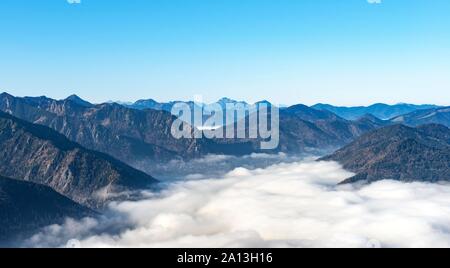 Vue depuis le sentier de randonnée au sommet du Breitenstein, nuages sur la vallée, panorama alpin, Fischbachau, Bavière, Allemagne Banque D'Images