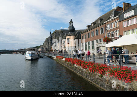 Dinant, Namur / Belgique - 11 août 2019 - vue horizontale de touristes profitant d'une promenade du soir le long de la Meuse dans la vieille ville historique de Dinan Banque D'Images