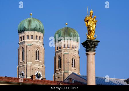 L'Oignon tours de l'église de Notre Dame et de la colonne mariale sur la place de St Mary, Munich, Haute-Bavière, Bavière, Allemagne Banque D'Images