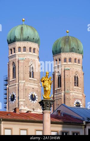 L'Oignon tours de l'église de Notre Dame et de la colonne mariale sur la place de St Mary, Munich, Haute-Bavière, Bavière, Allemagne Banque D'Images