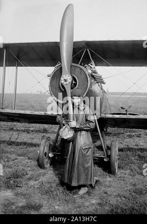 L'aviateur américain Katherine Stinson en face de son biplan. Banque D'Images