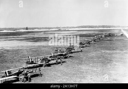 Un groupe de travail sur les biplans battant Champ, Floride, 1918. Banque D'Images