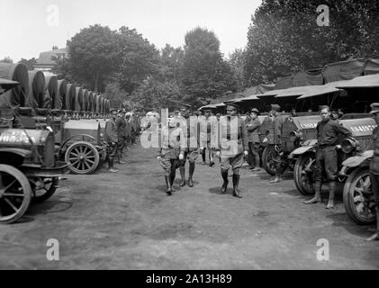 Deux officiers de l'armée américaine l'inspection d'une flotte de véhicules de la Croix-Rouge américaine pendant la PREMIÈRE GUERRE MONDIALE. Banque D'Images