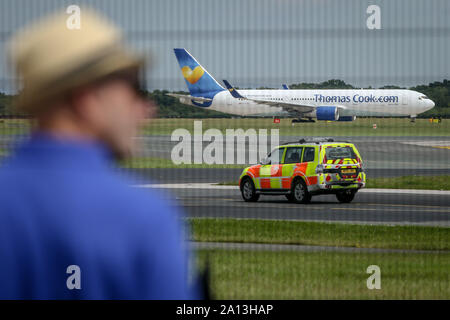 (Fichier image) Thomas Cook Boeing-767 Jetliner quitte l'Aéroport International de Manchester, en Grande-Bretagne. Comme le rapporte le lundi 23 Sep 2019, Thomas Cook Group PLC, la société de voyage 178 ans qui est devenu l'une des marques les plus connus, s'est effondrée sous une pile de dette, laissant des dizaines de milliers de touristes britanniques bloqués à travers l'Europe. Banque D'Images