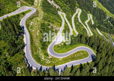 Drone abattu, route sinueuse, la haute route alpine de Silvretta Montafon, Vorarlberg, Autriche, Banque D'Images
