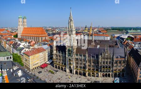 Vue sur l'église de Notre Dame, Saint Mary's Square et New Town Hall, Munich, Haute-Bavière, Bavière, Allemagne Banque D'Images