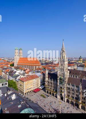 Vue sur l'église de Notre Dame, Saint Mary's Square et New Town Hall, Munich, Haute-Bavière, Bavière, Allemagne Banque D'Images