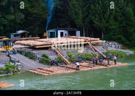 Assemblée générale de radeaux sur l'Isar près de Wolfratshausen tôt le matin, de Haute-bavière, Bavière, Allemagne Banque D'Images