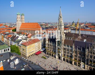 Vue sur l'église de Notre Dame, Saint Mary's Square et New Town Hall, Munich, Haute-Bavière, Bavière, Allemagne Banque D'Images