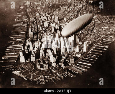 USS Akron (ZRS-4) dans un vol au dessus de New York City, vers 1932. Banque D'Images