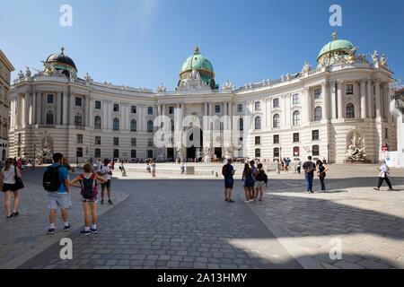 Les touristes en face de la Hofburg, Vienne, Autriche Banque D'Images