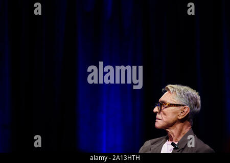 Berlin, Allemagne. Sep 23, 2019. Fashion designer Wolfgang Joop est assis sur scène lors de la présentation de son autobiographie einzig mögliche 'Die Zeit' dans le tipi à la chancellerie. Credit : Gregor Fischer/dpa/Alamy Live News Banque D'Images