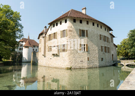 Zürich, Aargovie / Suisse - 28 août 2019 - vue horizontale de la célèbre Hallwyl château sur la rivière Aabach en Suisse centrale Banque D'Images