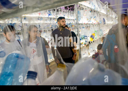 Barcelone, Catalogne, Espagne. Sep 23, 2019. Les gens à pied à travers un dédale d'installation léger fabriqué à partir de déchets plastiques pendant la Merce Festival tenu à Barcelone. Crédit : Jordi Boixareu/ZUMA/Alamy Fil Live News Banque D'Images