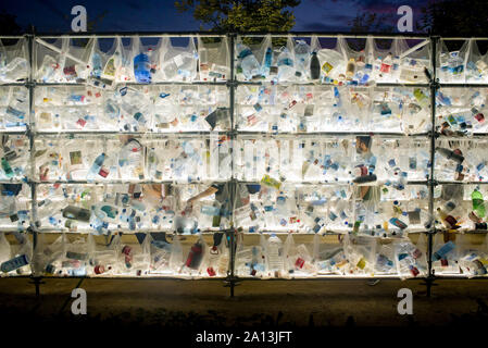 Barcelone, Catalogne, Espagne. Sep 23, 2019. Les gens passe par une installation lumineuse en plastique de déchets au cours de la Merce Festival tenu à Barcelone. Crédit : Jordi Boixareu/ZUMA/Alamy Fil Live News Banque D'Images