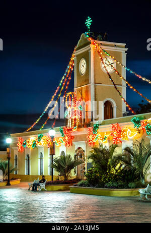 Bâtiment Municipal décoré de lumières de Noël, San Jose del Cabo, Baja California Sur, Mexique Banque D'Images