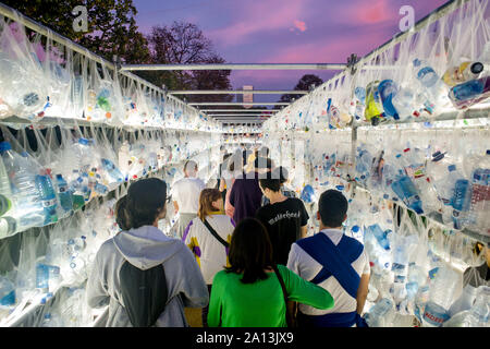 Barcelone, Catalogne, Espagne. Sep 23, 2019. Les gens à pied à travers un dédale d'installation léger fabriqué à partir de déchets plastiques pendant la Merce Festival tenu à Barcelone. Crédit : Jordi Boixareu/ZUMA/Alamy Fil Live News Banque D'Images