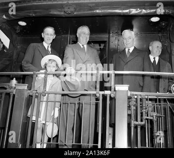 Le président Franklin Roosevelt debout sur l'arrière d'un train. Banque D'Images