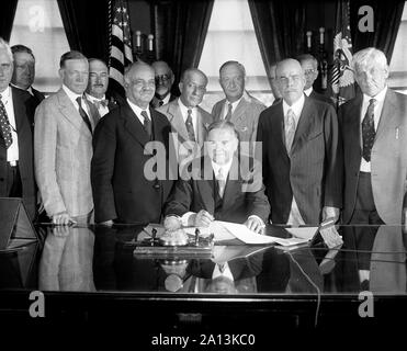 Le président Herbert Hoover signe le Farm-Relief Bill, 1929. Banque D'Images