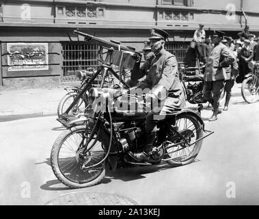 Un agent de police à la tête d'une parade dans la ville de New York avec une mitrailleuse montée sur sa moto. Banque D'Images