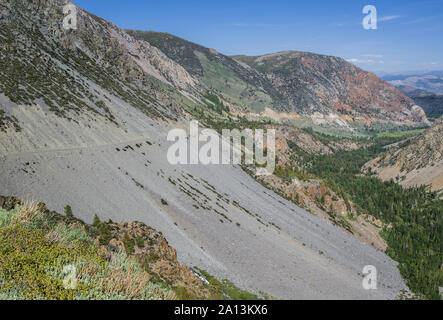 Route de montagne éboulement de salon : un article de la Tioga road par Yosemite National Park passe à travers une vaste superficie du glissement dans Banque D'Images