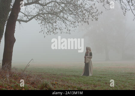 Femme dans paysage brumeux médiévale Banque D'Images