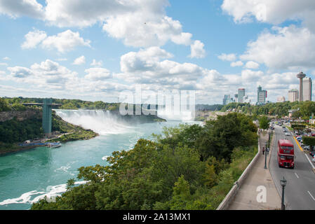 Les chutes du Niagara du côté canadien Banque D'Images