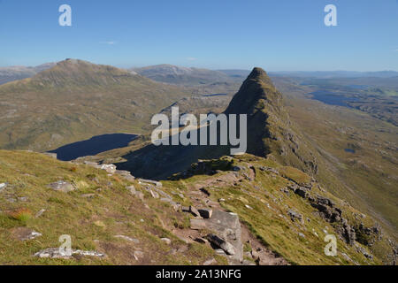 Voir face à l'est le long de la crête de Suilven, une montagne dans la région de l'Assynt des Highlands écossais, Grande-Bretagne. Vers la gauche est Canisp. Banque D'Images