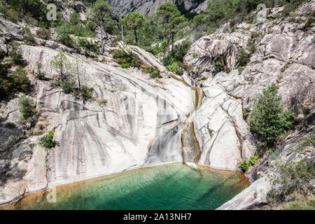 Canyon Purcaraccia à Bavella en été, une célèbre destination tourits et attraction (pour le canyoning, randonnées). Vous passerez par les eaux claires Banque D'Images