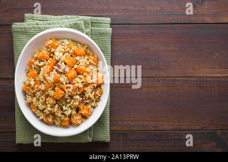 Végétalien maison citrouille cuite au four, le chou-fleur et salade d'oignons rouges ou un plat servi dans un bol, photographiés avec copie espace frais généraux Banque D'Images