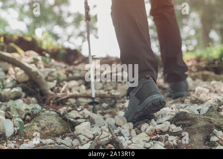 Close up chaussures de randonnée femme de randonnée dans la forêt sur un jour d'été, vacances actives et d'aventure en pleine nature Activités de plein air Banque D'Images