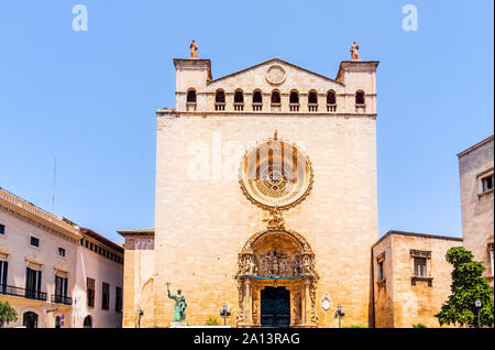 Entrée ornée d'église Sant Francesc à Palma de Majorque, Espagne, vue de face Banque D'Images