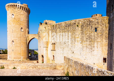 Belle vieille Castell de Bellver, ciel bleu sans nuages, Palma de Mallorca, Espagne Banque D'Images