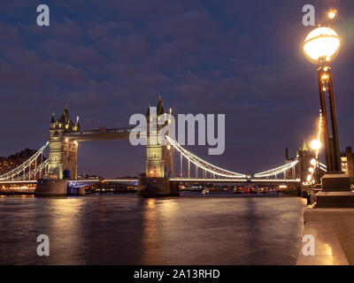 Tower Bridge à Londres, grand angle, le coucher du soleil. Banque D'Images