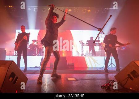 Bexhill-On-Sea, Royaume-Uni. Sep 23, 2019. Gary Numan joue sur la première nuit de son (R)évolution Nous avons passé une 40e visite au De La Warr Pavilion. (Centre) Gary Numan Crédit : Jason Richardson/Alamy Live News Banque D'Images