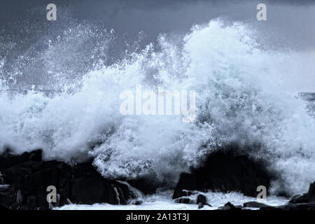 Mur d'eau comme les vagues turbulentes - tsunami de l'océan Pacifique de plus de 8 mètres (lourd) et beauté sauvage de rochers basaltiques Banque D'Images