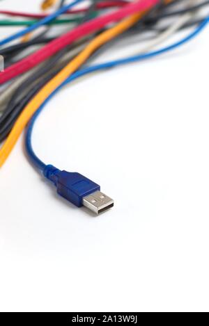 Connecteur du calculateur de transfert de données avec les câbles emmêlés sur fond blanc. L'assistance technique, l'infrastructure de réseau concept. Banque D'Images
