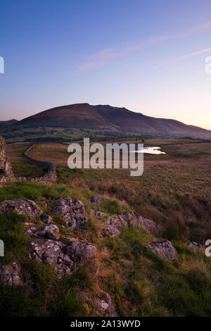 Au cours de l'aube Tewet Tarn et Blencathra, Lake District, UK Banque D'Images