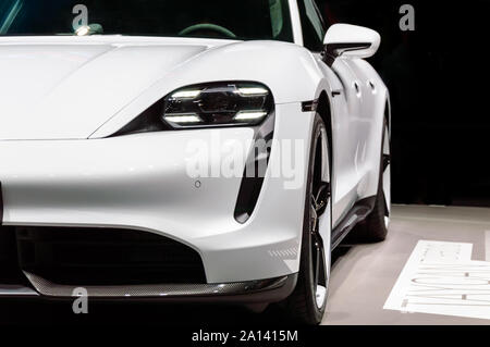 Francfort - Sep 15, 2019 : Porsche Turbo S Taycan : première Porsche voiture de sport entièrement électrique. Supercar de luxe présenté à l'IAA 2019 Fra Banque D'Images